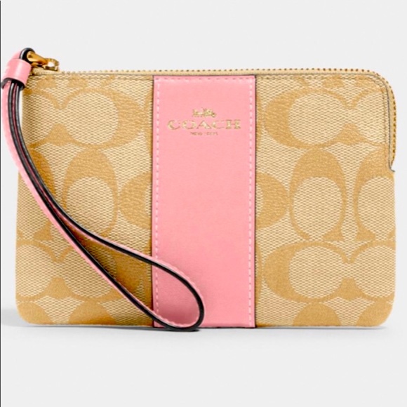 Coach corner zip wristlet! Shipping free!!! 💯